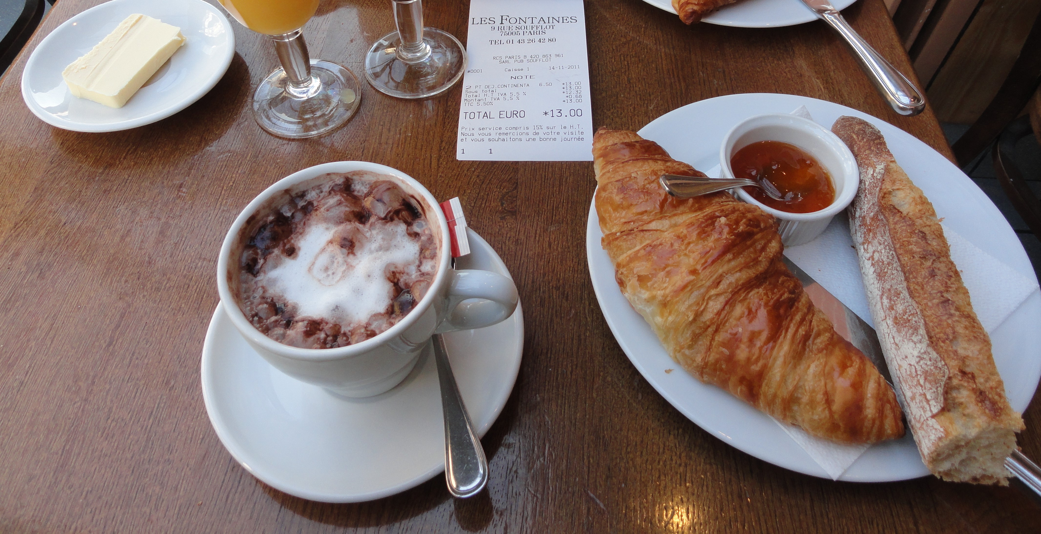 Café com croissant e geleia