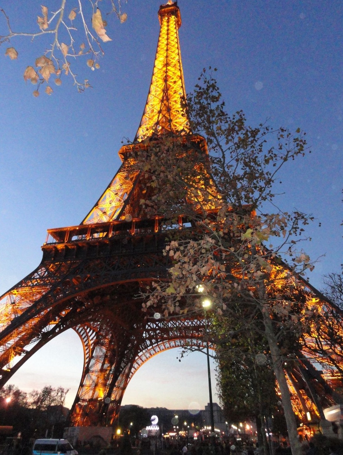 Torre Eifel iluminada final de tarde