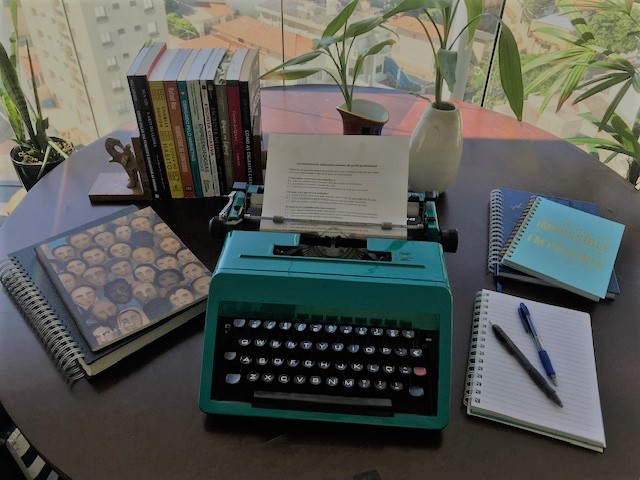 Mesa de trabalho com maquina de escrever